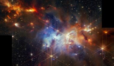 Die bunten Gas- und Staubwolken und die goldgelben Sterne mit ihren markanten Beugungsstrahlen geben dieser himmlischen Landschaft ein festliches Gepräge.