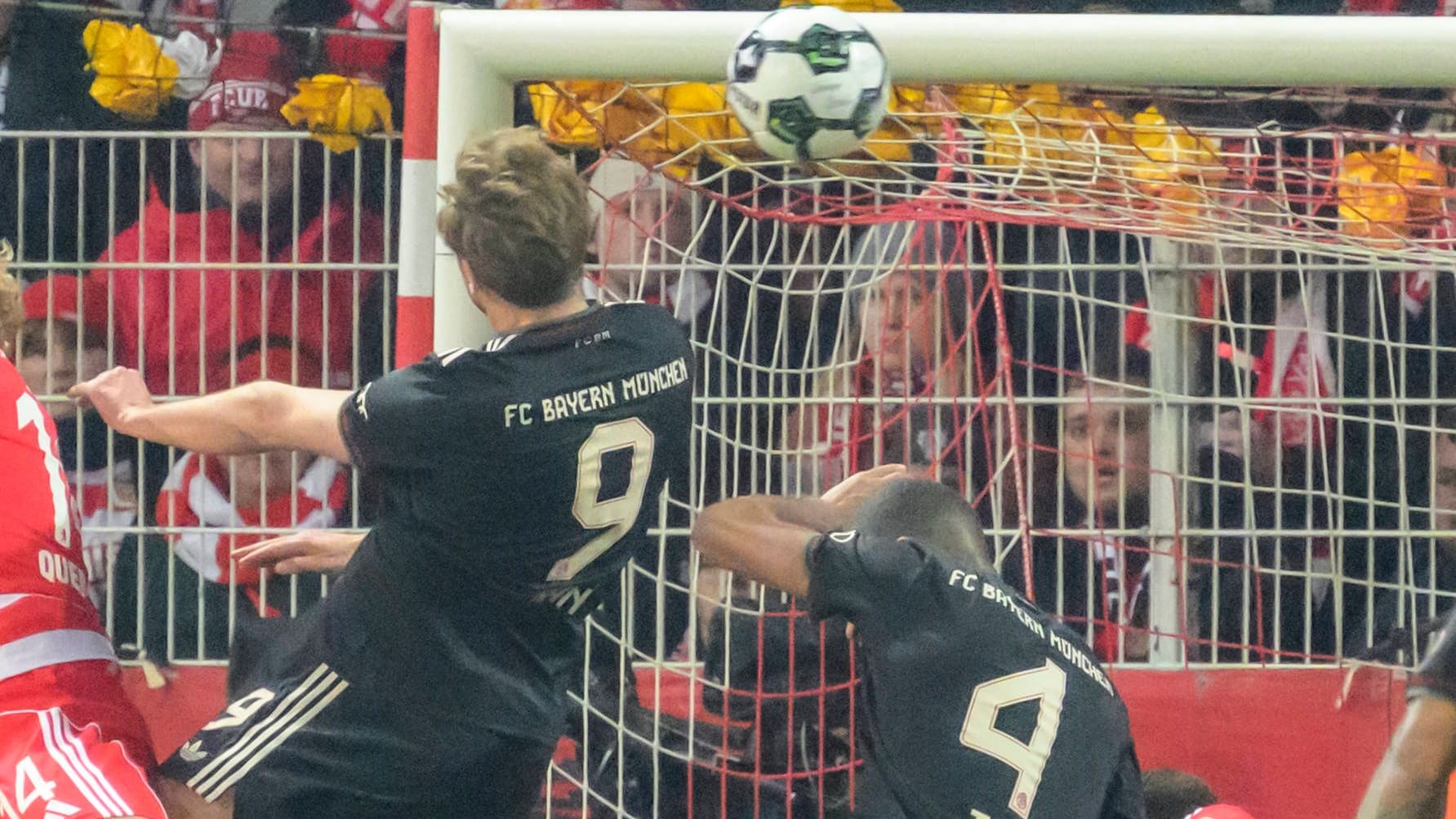 Strafraumgetümmel: Bayerns Harry Kane kommt gegen Union Berlin zum Kopfball. Strafraumgetümmel: Bayerns Harry Kane kommt gegen Union Berlin zum Kopfball.