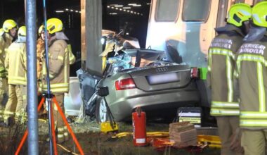 Teenager und zwei Frauen im Auto: Straßenbahn drückt Pkw in Strommast in Hannover