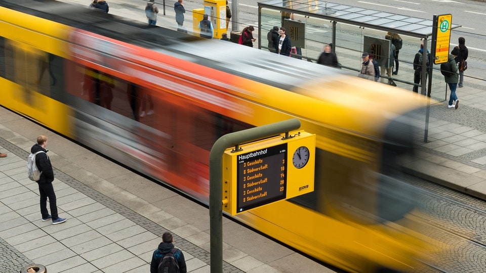 Droht DVB der Kahlschlag? Stadtrat Dresden entscheidet über Bürgerbegehren