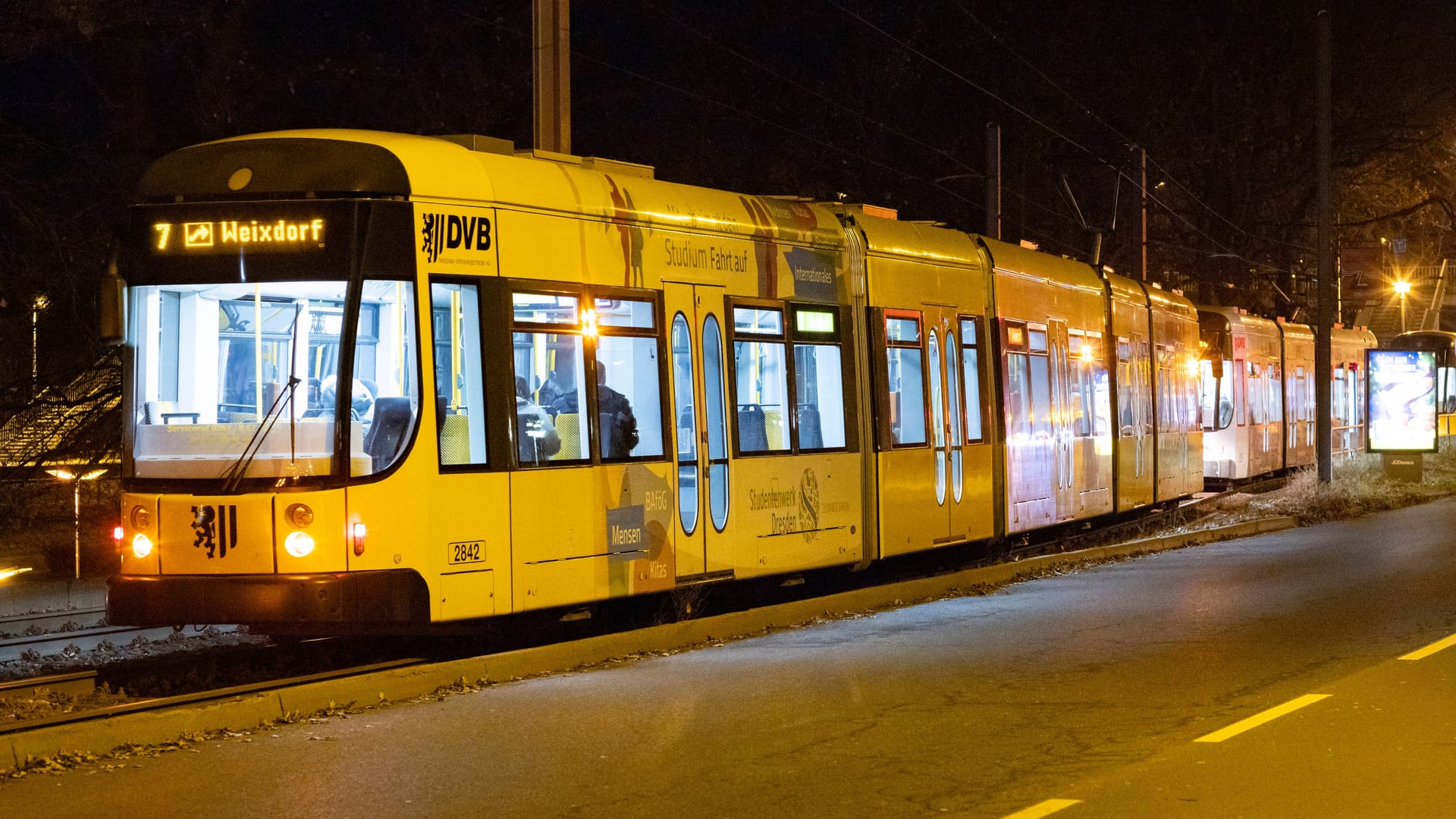 Straßenbahn in Dresden (Archivbild): In der Nacht ist ein Mann mit einem Messer verletzt worden.