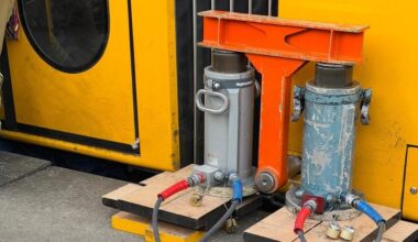 Mädchen unter Straßenbahn eingeklemmt: Feuerwehr Dresden muss Tram anheben