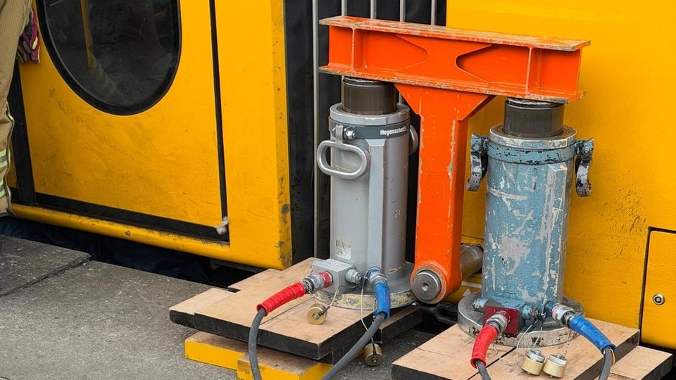 Mädchen unter Straßenbahn eingeklemmt: Feuerwehr Dresden muss Tram anheben