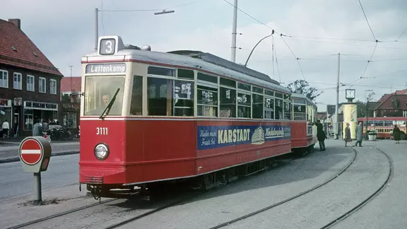 Eine Hamburger Straßenbahn der Linie 3, Eidelstedter Platz, 1961 | Archiv VVM (Verein Verkehrsamateure und Museumsbahn e. V.) - Helmut Grevsmühl, Helmut Grevsmühl Eine Hamburger Straßenbahn der Linie 3, Eidelstedter Platz, 1961