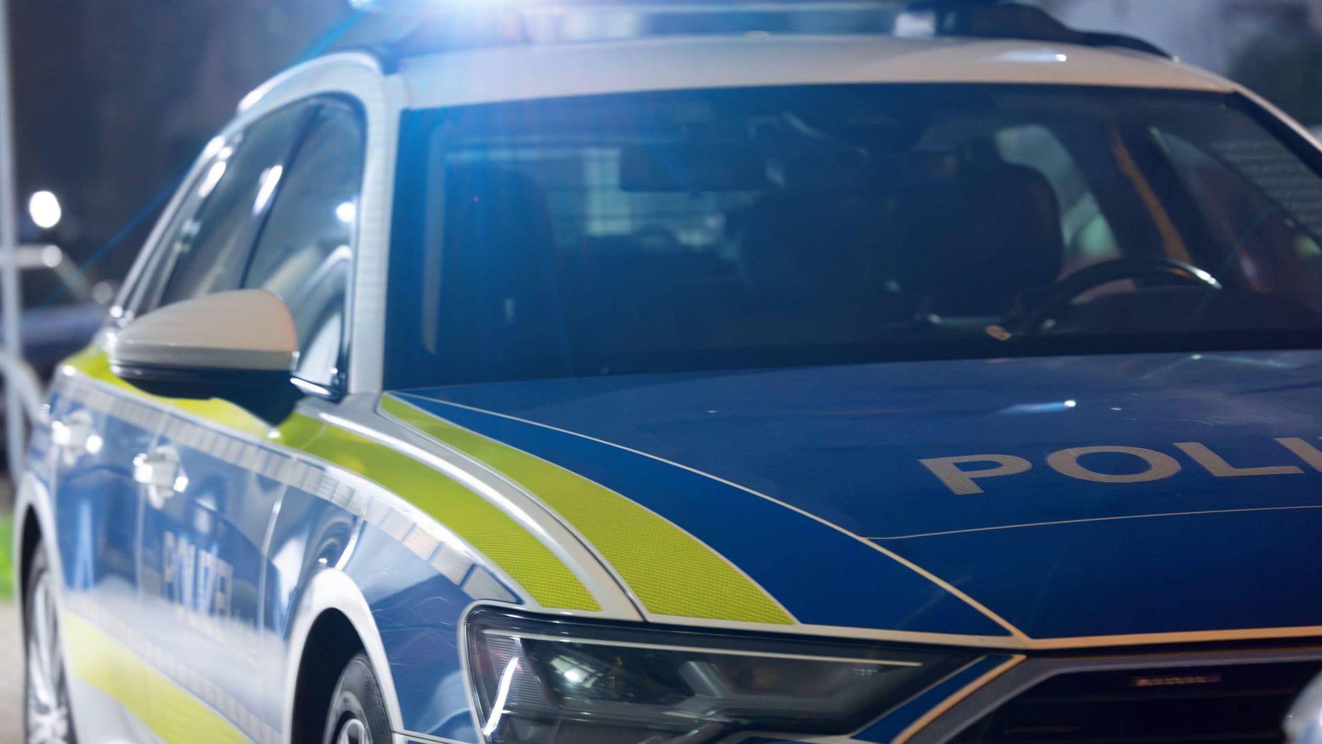 Streifenwagen (Archivbild): In Dresden sind mehrere Personen nach einer Schlägerei verletzt worden.