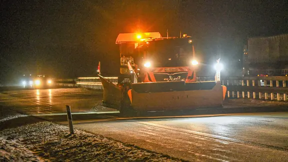 Ein Streufahrzeug vom Winterdienst auf der Autobahn.