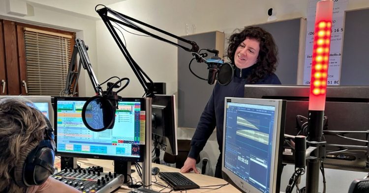 Heike Bork im Sendstudio (Bild: © Radio WeWeWe)