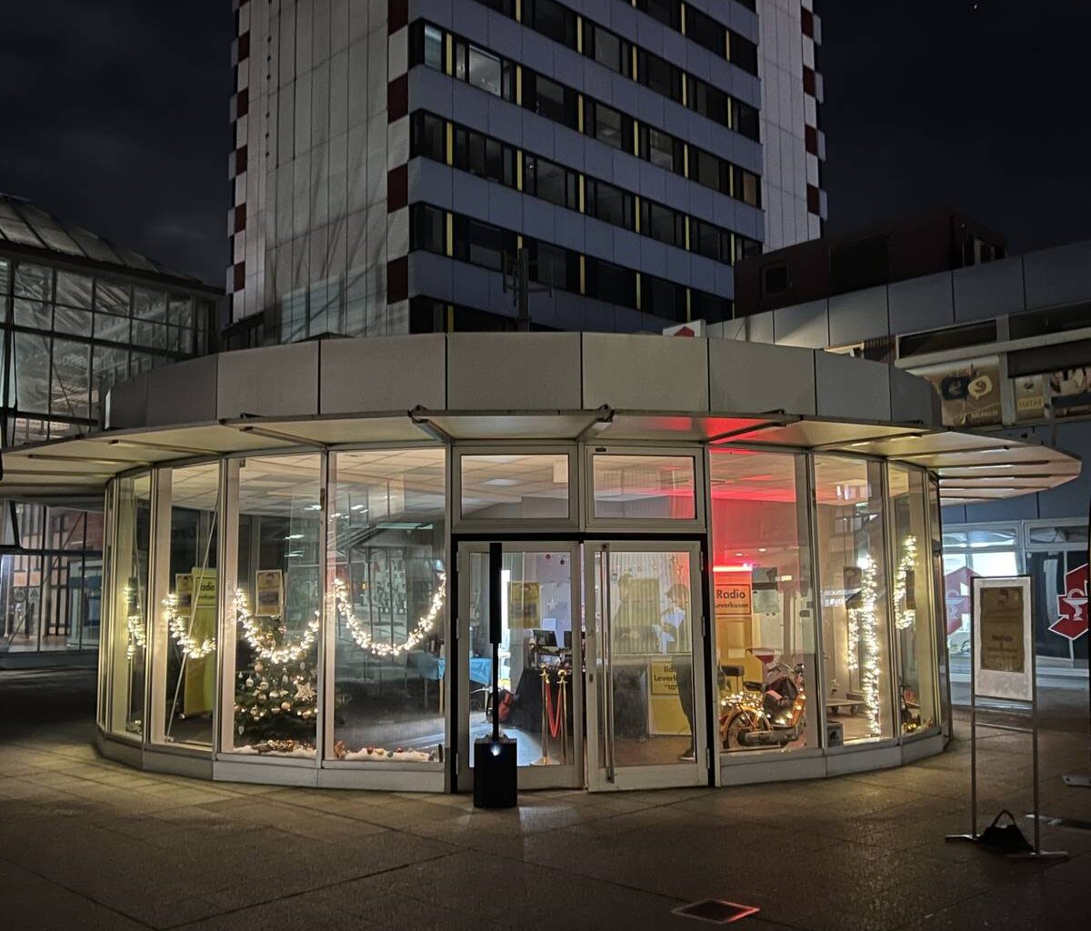 Gläsernes Weihnachtsstudio von Radio Leverkusen
