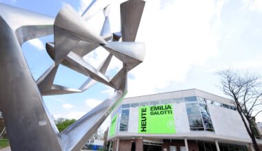 Das Schauspielhaus in Stuttgart, links im Bildvordergrund eine Stahlskulptur.