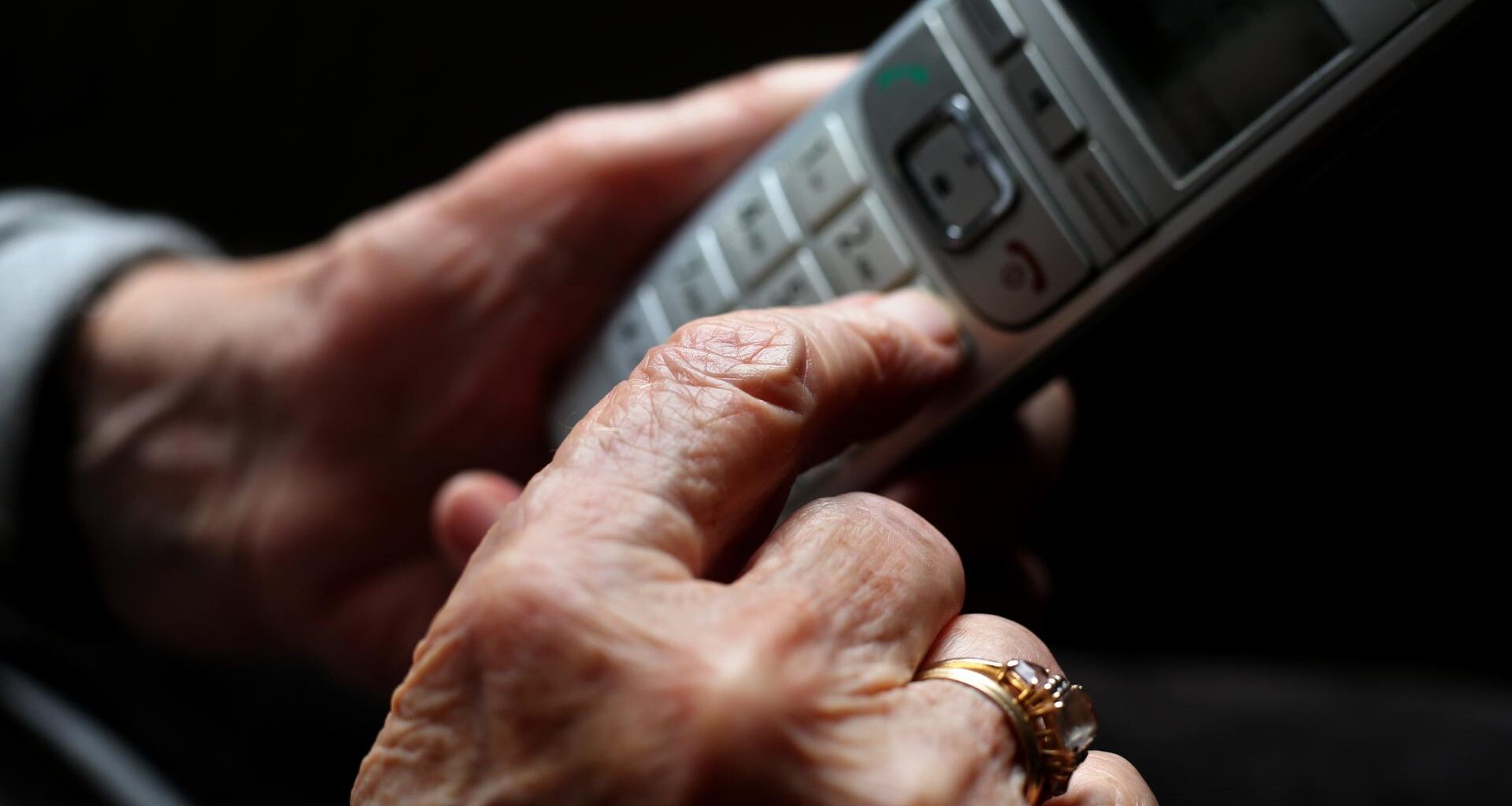 Seniorin betrogen: Falscher Polizist mit 240.000 Euro Beute in Wiesbaden gefasst