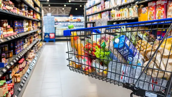 Mit zwei vollen Einkaufswagen schoben zwei der Diebe aus dem Supermarkt - ohne zu bezahlen. (Themenbild) | picture alliance / dpa-tmn | Benjamin Nolte, Benjamin Nolte Einkaufswagen im Supermarkt.