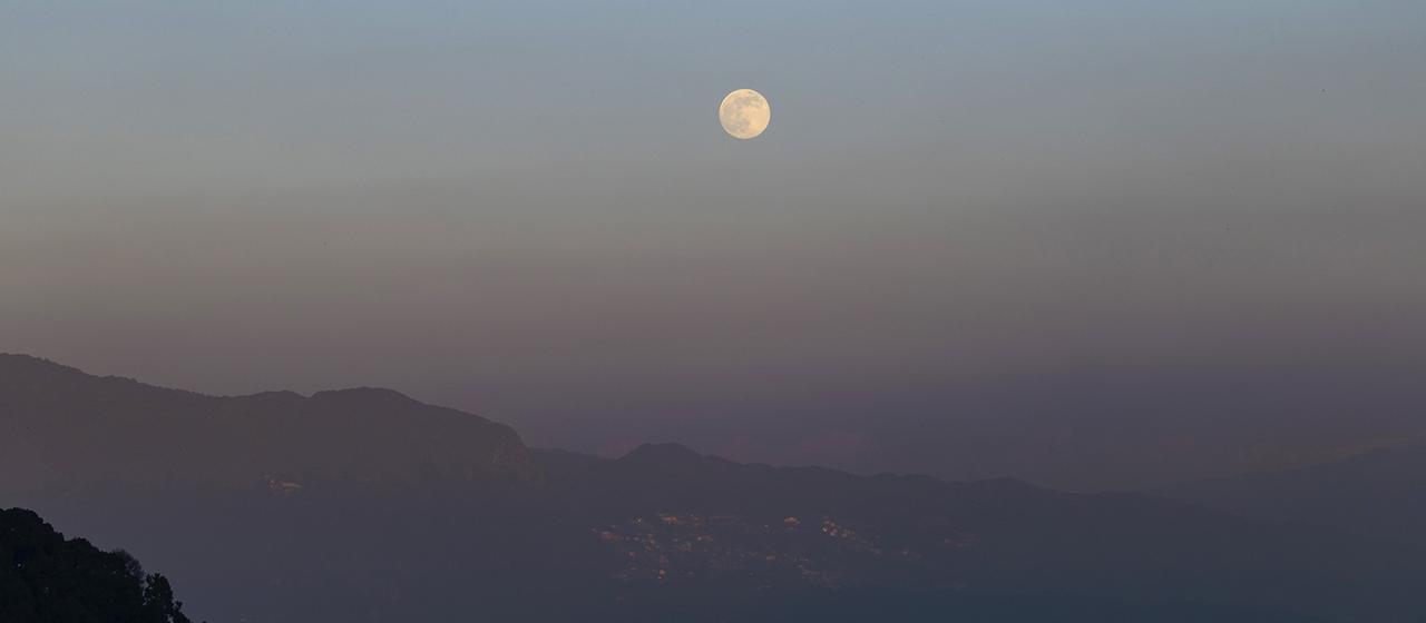 Der Supermond strahlt am Himmel über Kathmandu (Nepal). | EPA Der Supermond strahlt am Himmel über Kathmandu (Nepal).