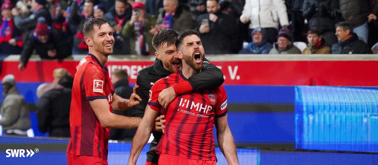 Stefan Schimmer (1. FC Heidenheim) jubelt über sein 2:1 gegen den SC Freiburg | IMAGO, IMAGO / STEINSIEK.CH Stefan Schimmer (1. FC Heidenheim) jubelt über sein 2:1 gegen den SC Freiburg