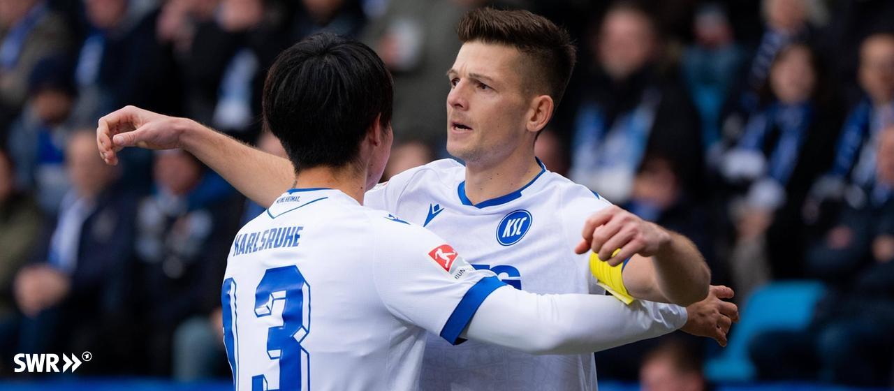 Marwin Wanitzek umarmt Mitspieler beim Karlsruher SC