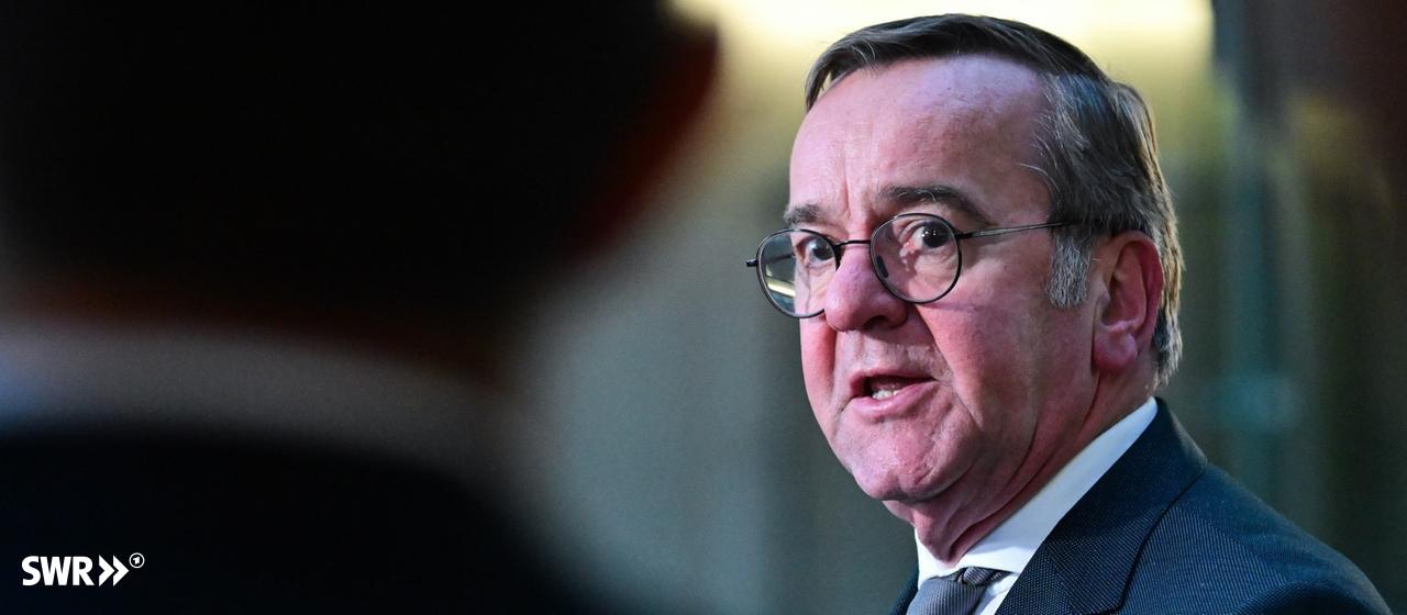 Boris Pistorius (SPD), Bundesverteidigungsminister, gibt ein Pressestatement (Archivbild).