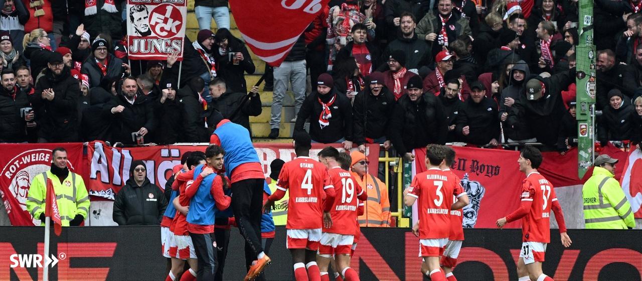 Der 1. FC Kaiserslautern bejubelt einen 3:1-Heimsieg gegen Dynamo Dresden | IMAGO, Jan Hübner Der 1. FC Kaiserslautern bejubelt einen 3:1-Heimsieg gegen Dynamo Dresden