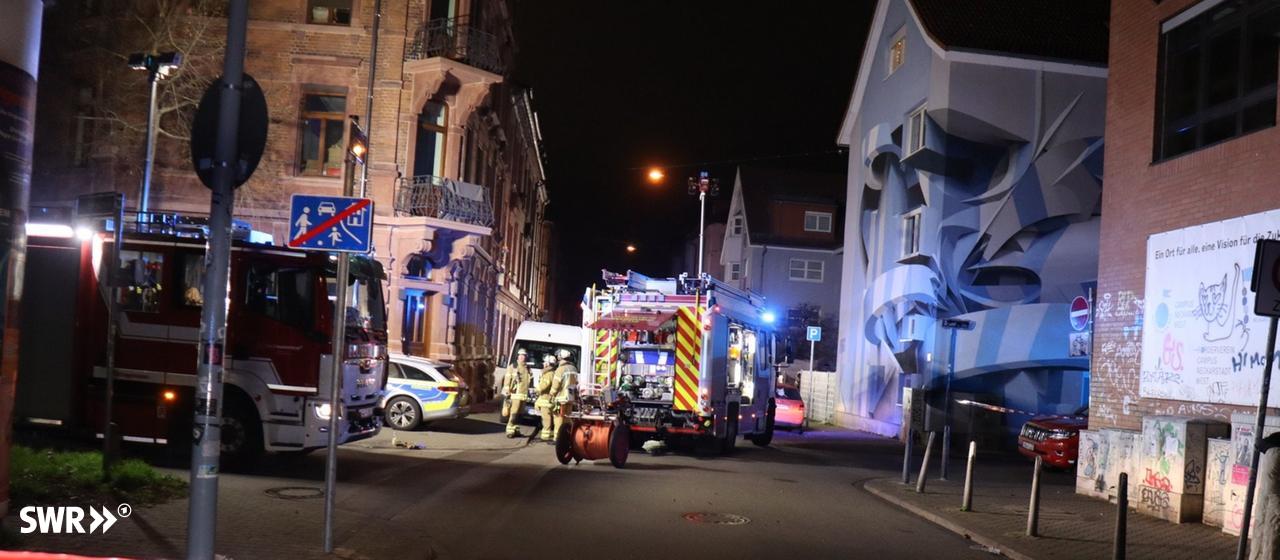 Einsatzkräfte der Feuerwehr bei einem Brand in einem Mannheimer Mehrfamilienhaus
