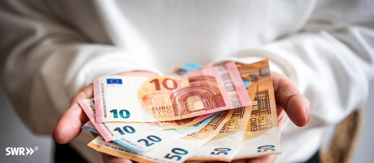 Eine Person hält Geldscheine in den Händen. Ein wohnungsloser Mann hat in Stuttgart 200 Euro an eine alleinerziehende Mutter gespendet.