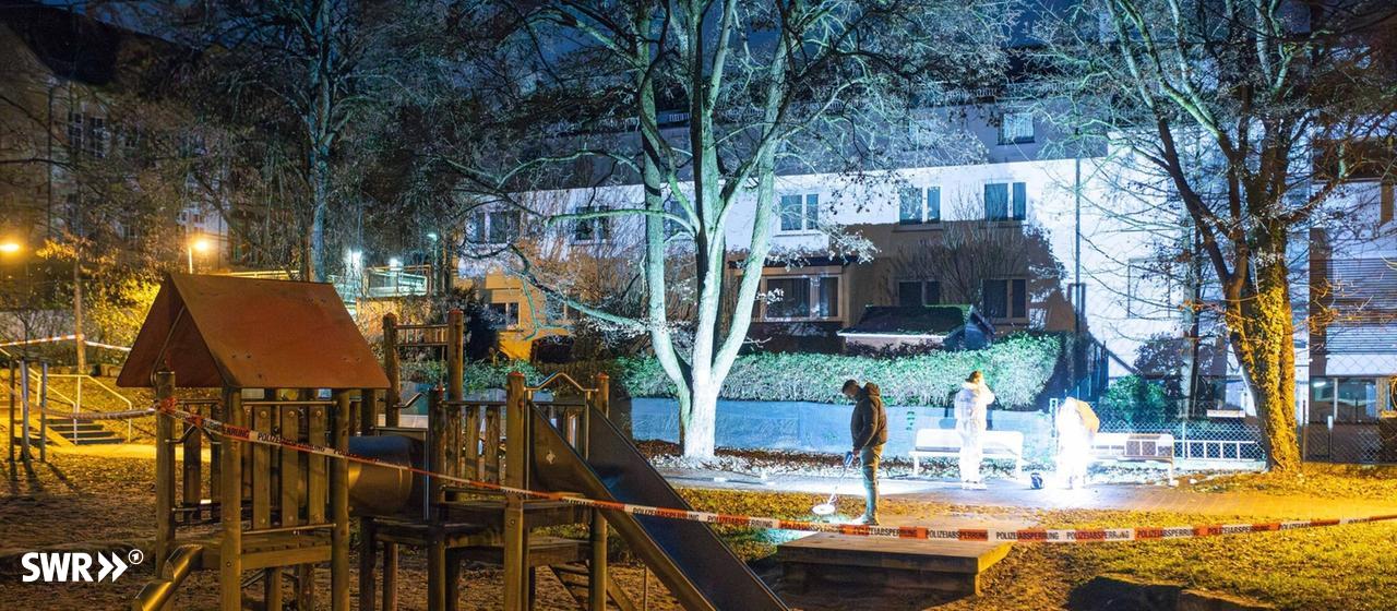 16-Jähriger mit Schussverletzungen gefunden: Die Spurensicherung der Polizei untersucht den möglichen Tatort auf einem Spielplatz in Stuttgart-Weilimdorf. 