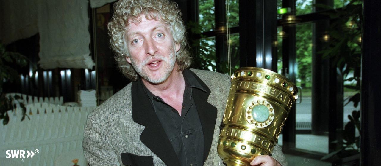 Liedermacher Wolle Kriwanek mit dem DFB-Pokal, den der VfB Stuttgart 1997 gegen Energie Cottbus (2:0) holte. | IMAGO, Sportfoto Rudel Liedermacher Wolle Kriwanek mit dem DFB-Pokal, den der VfB Stuttgart 1997 gegen Energie Cottbus (2:0) holte.