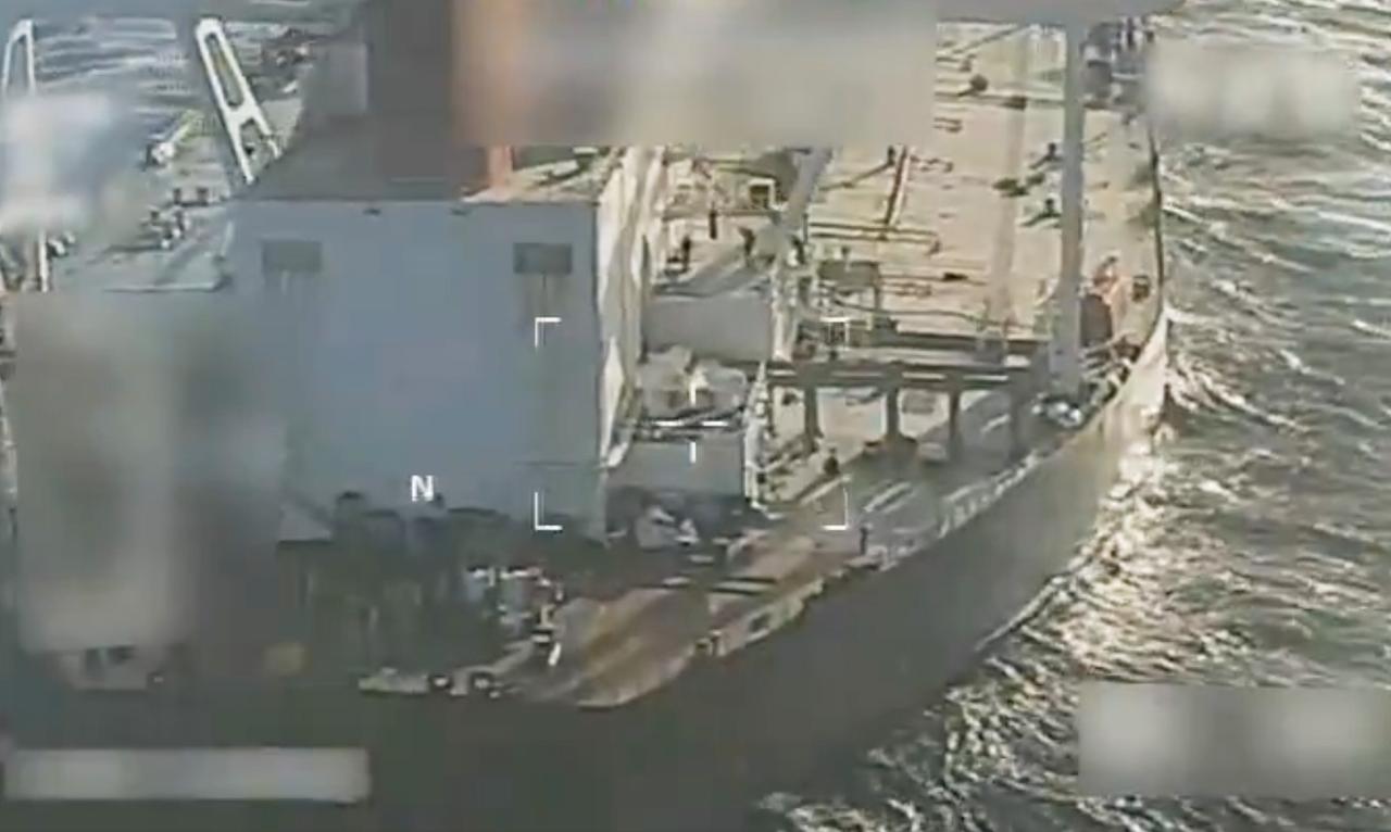 Video-Screenshot zeigt einen teilweise unkenntlich gemachten großen Tanker.