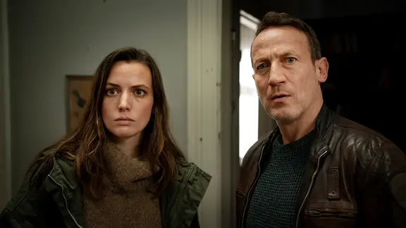 Die niederländische Ermittlerin Lynn de Baer (Gaite Jansen) und Bundespolizist Falke (Wotan Wilke Möhring) ermitteln.