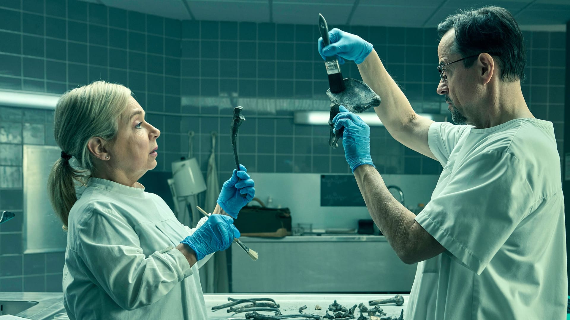"Tatort": Prof. Boerne (Jan Josef Liefers, r.) und Silke Haller (ChrisTine Urspruch, l.) müssen fast archäologische Untersuchungen vornehmen. "Tatort": Prof. Boerne (Jan Josef Liefers, r.) und Silke Haller (ChrisTine Urspruch, l.) müssen fast archäologische Untersuchungen vornehmen.