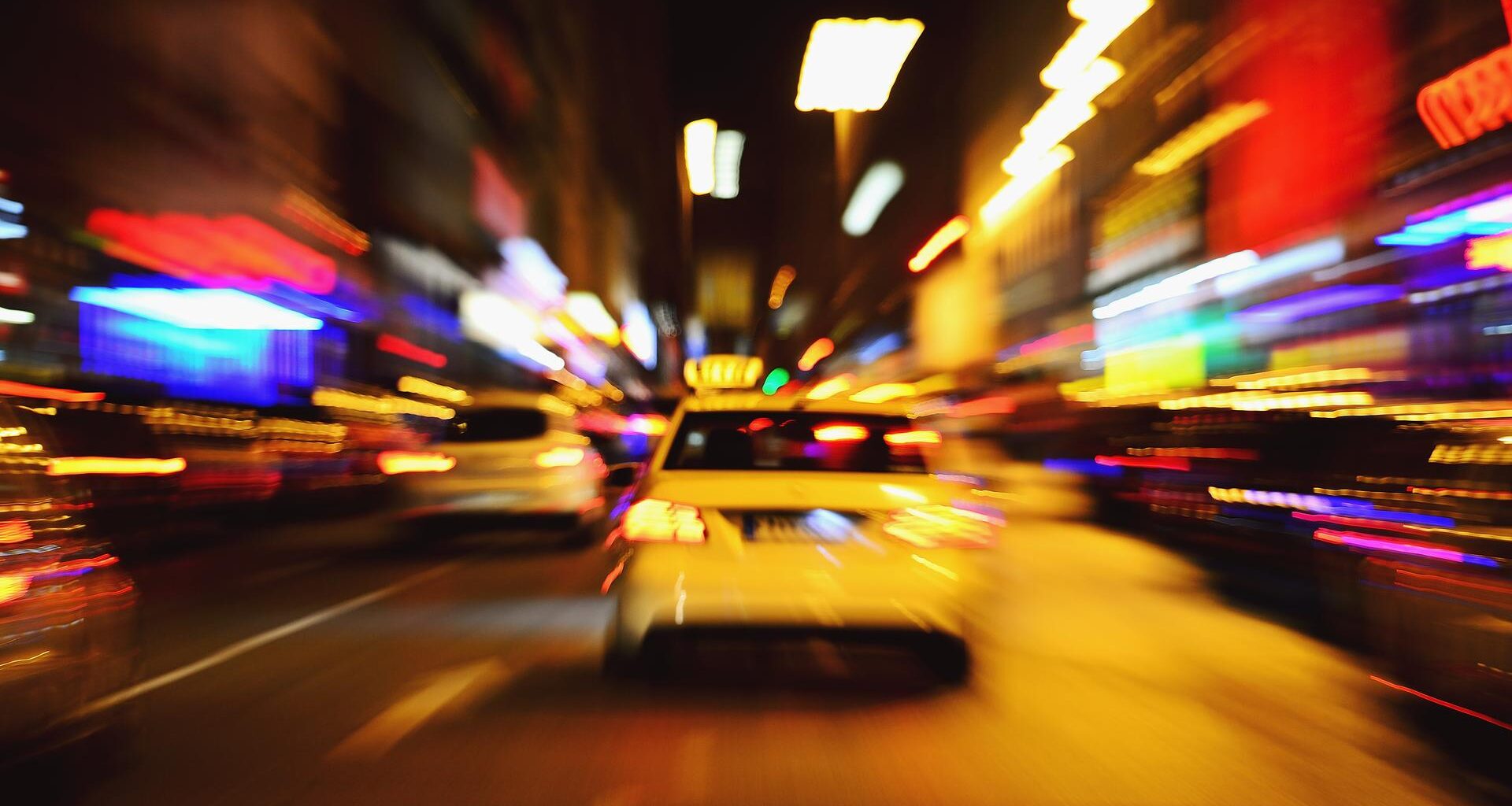 Wiesbaden: Betrunkene Frauen zerren Taxifahrer aus seinem Auto