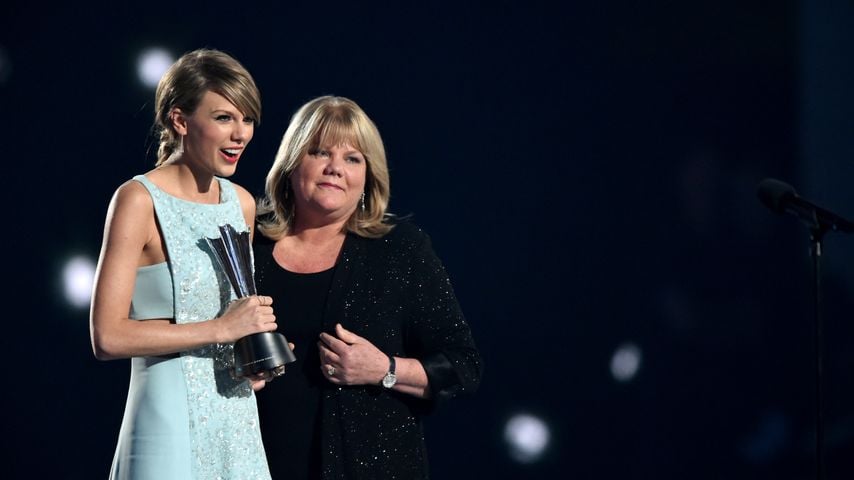 Taylor Swift mit ihrer Mutter Andrea im April 2015