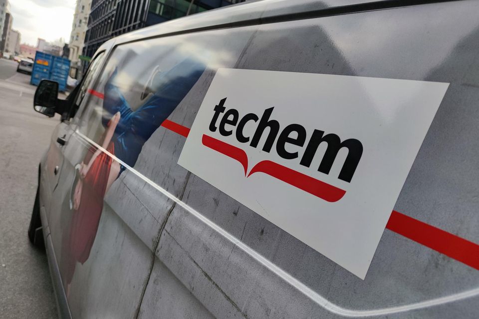 Der hessische Energiedienstleister Techem wurde im zweiten Anlauf für 7,8 Mrd. Dollar an ein neu zusammengesetztes Konsortium verkauft, nachdem die EU-Behörden einen Verkauf an den US-Investor TPG torpediert hatten. Nun behält die schweizerische Partners Group die Mehrheit, aber über einen eigenen Infrastruktur-Fonds. Anstelle der seit 2018 beteiligten kanadischen Co-Investoren La Caisse und Ontario Teachers' Pension Plan (OTPP) sind nun TPG, der singapurische Staatsfonds GIC und der Staatsfonds von Abu Dhabi, Mubadala, an Bord.