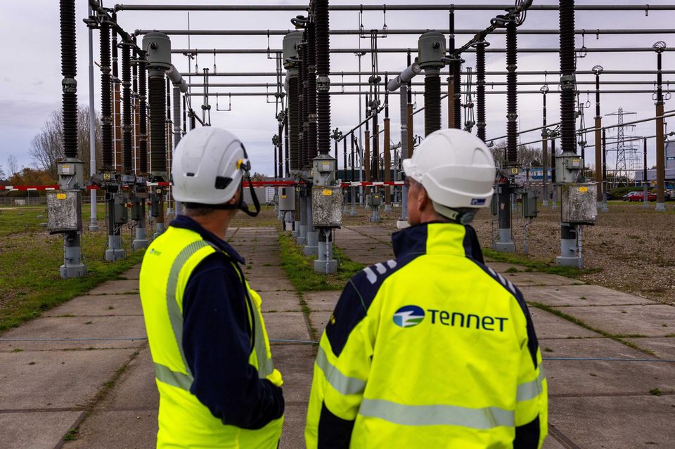 Knapp dahinter folgt der 11,2 Mrd. Dollar schwere Verkauf von 46 Prozent am Stromnetzbetreiber Tennet Deutschland an Finanzinvestoren, der Ende September angekündigt wurde. Die niederländische Regierung als Eigentümer von Tennet hatte sich lange auch einen Börsengang des Deutschland-Geschäfts vorbehalten. In einem zweiten Schritt will auch der Bund mit 25,1 Prozent bei Tennet einsteigen.