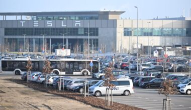 Grünheide: Die Morgensonne scheint auf den Eingang zum Tesla-Werk.