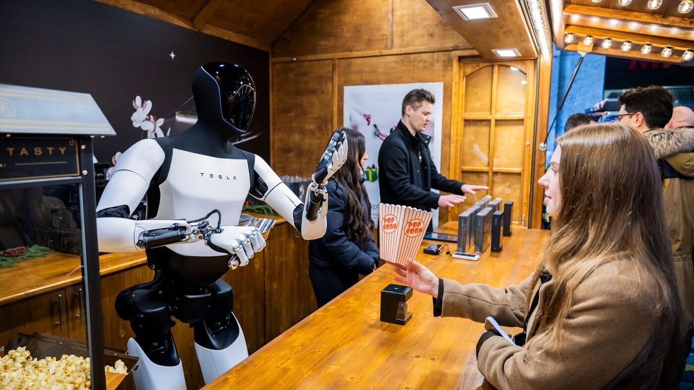 Tesla-Roboter gibt im Einkaufszentrum in Berlin Popcorn aus