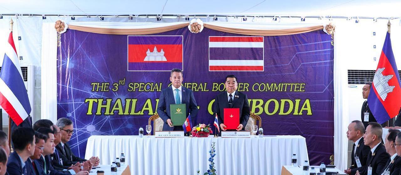 Auf diesem von der Agence Kampuchea Press (AKP) veröffentlichten Foto ist der kambodschanische Verteidigungsminister Tea Seiha (Mitte links) neben dem thailändischen Verteidigungsminister Natthaphon Narkphanit (Mitte rechts) zu sehen.