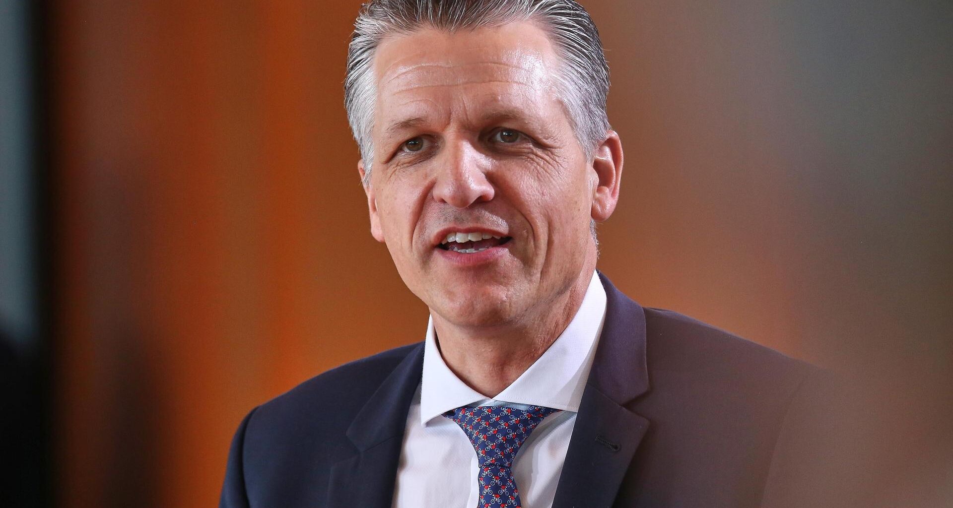 Kanzleramtsminister Thorsten Frei im Anzug und mit Krawatte spricht an der Kamera vorbei bei einer Kabinettssitzung in Berlin