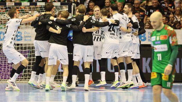 Fast so wie einen Sieg bejubelten die Spieler des THW Kiel nach dem Ertönen der Schlusssirene ihren Punktgewinn. Dagegen ist Daniel Pettersson (vorne rechts) vom SC Magdeburg frustriert.