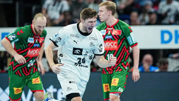 Kiels Lukas Zerbe ballt die Faust und schreit. | IMAGO / Eibner Kiels Lukas Zerbe ballt die Faust und schreit.