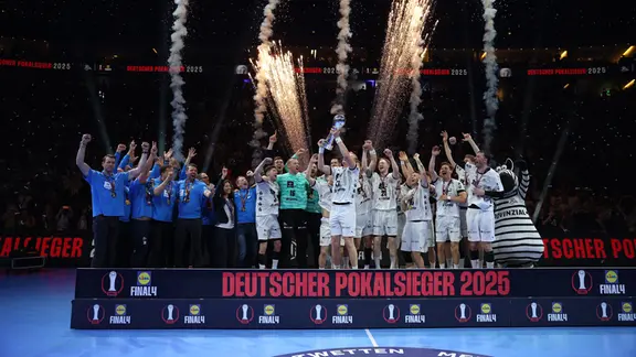 Die Handballer des THW Kiel bejubeln den Sieg im Final Four 2025 des DHB-Pokals 