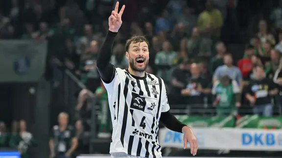 Domagoj Duvnjak reckt zwei Finger in die Höhe.