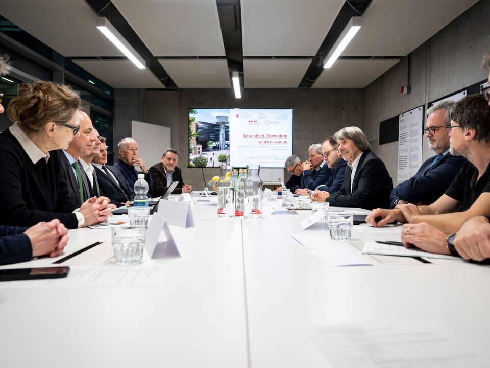 Im Gespräch zum Ausbau der Kooperation Bozen–Berlin zur Forschung im Gesundheitsbereich: (Von links nach rechts) Britta Siegmund, Britta Eickholt, Joachim Seybold, Frank Heppner, Ulrich Stofner, Roland Psenner, Peter Pramstaller, Stephan Ortner, Josef Widmann, Horand Meier, Christian Kofler, Landesrat Hubert Messner, Michael Mayr, Markus Ralser und Manuel Gatto.