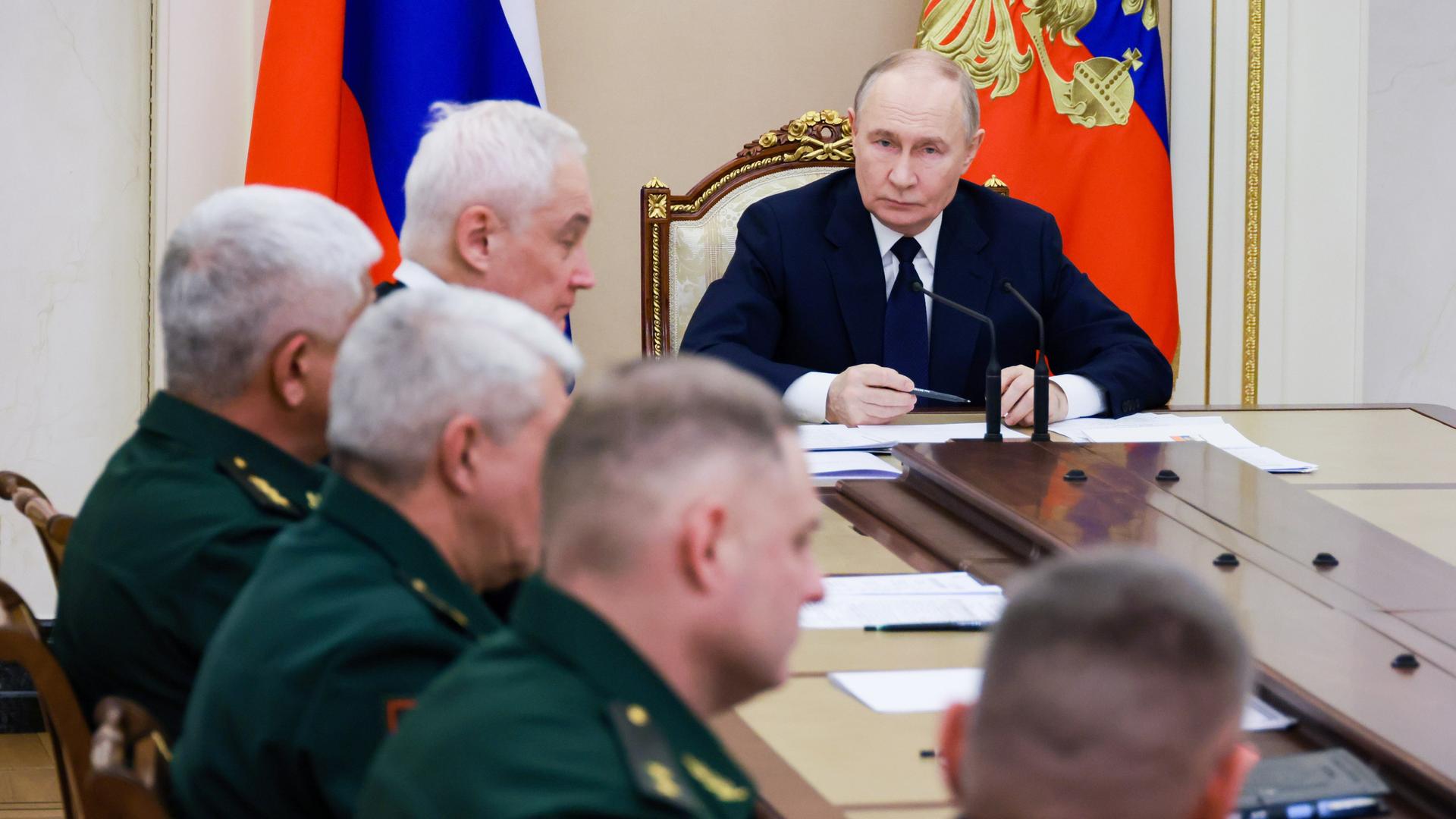 Das Bild zeigt ein Treffen des russischen Präsidenten Putin mit dem Generalstab im Kreml. 