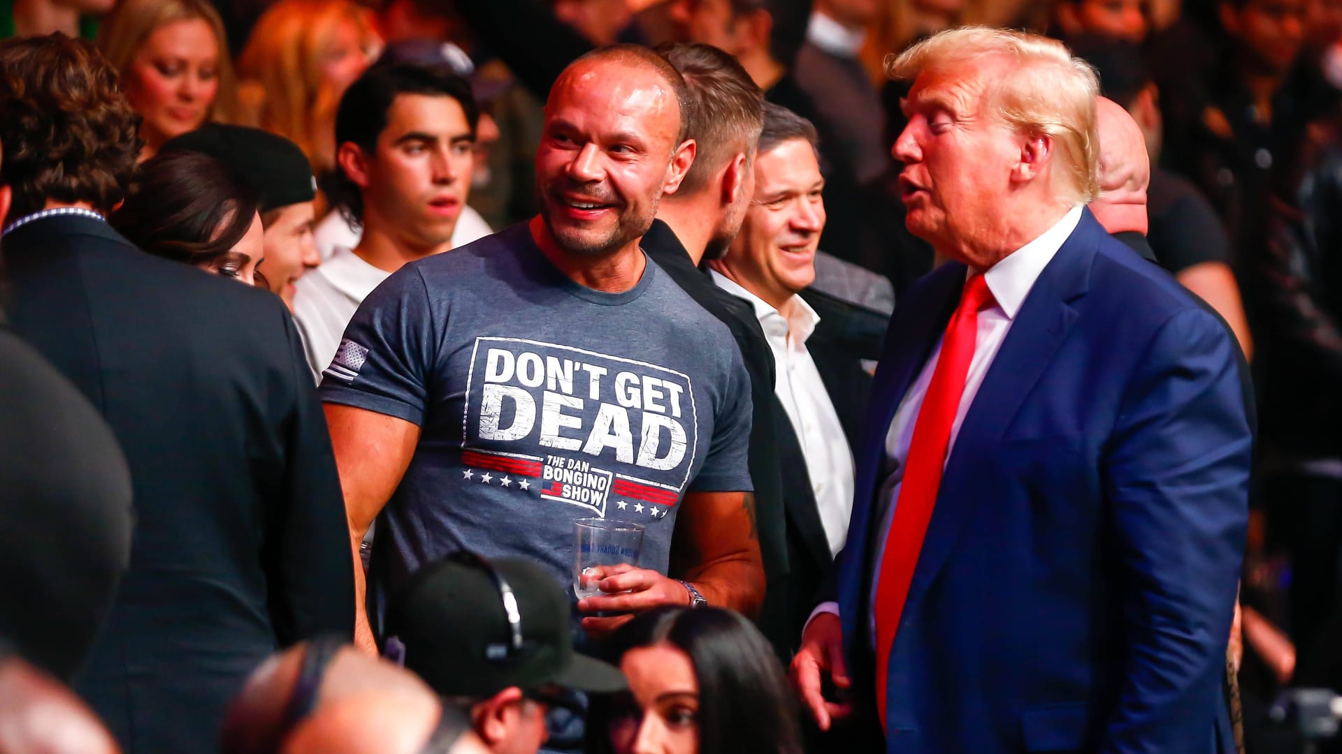 Trump und der rechtspopulistische Podcaster Dan Bongino (l.) bei einer Kampfsportveranstaltung im Jahr 2023. Bongino ist inzwischen stellvertretender FBI-Chef.