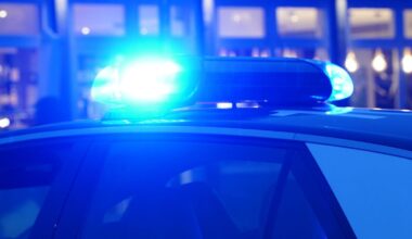 Auto kracht in Hauswand – zwei Verletzte