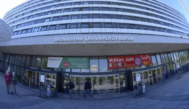 Protestbanner gegen AfD-Jugend an der TU Berlin darf hängen bleiben