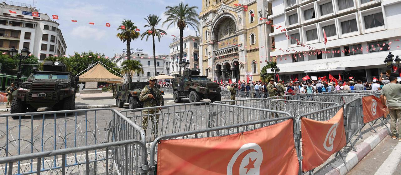 Sicherheitskräfte in Tunis bei einer Demonstration | AFP Sicherheitskräfte in Tunis bei einer Demonstration