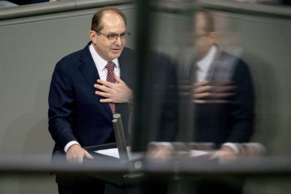 Der Bundesinnenminister Alexander Dobrindt (55, CSU) steht hinter der Entscheidung der Bundesregierung: "Wir stehen für Kontrolle, Konsequenz und klare Kante."