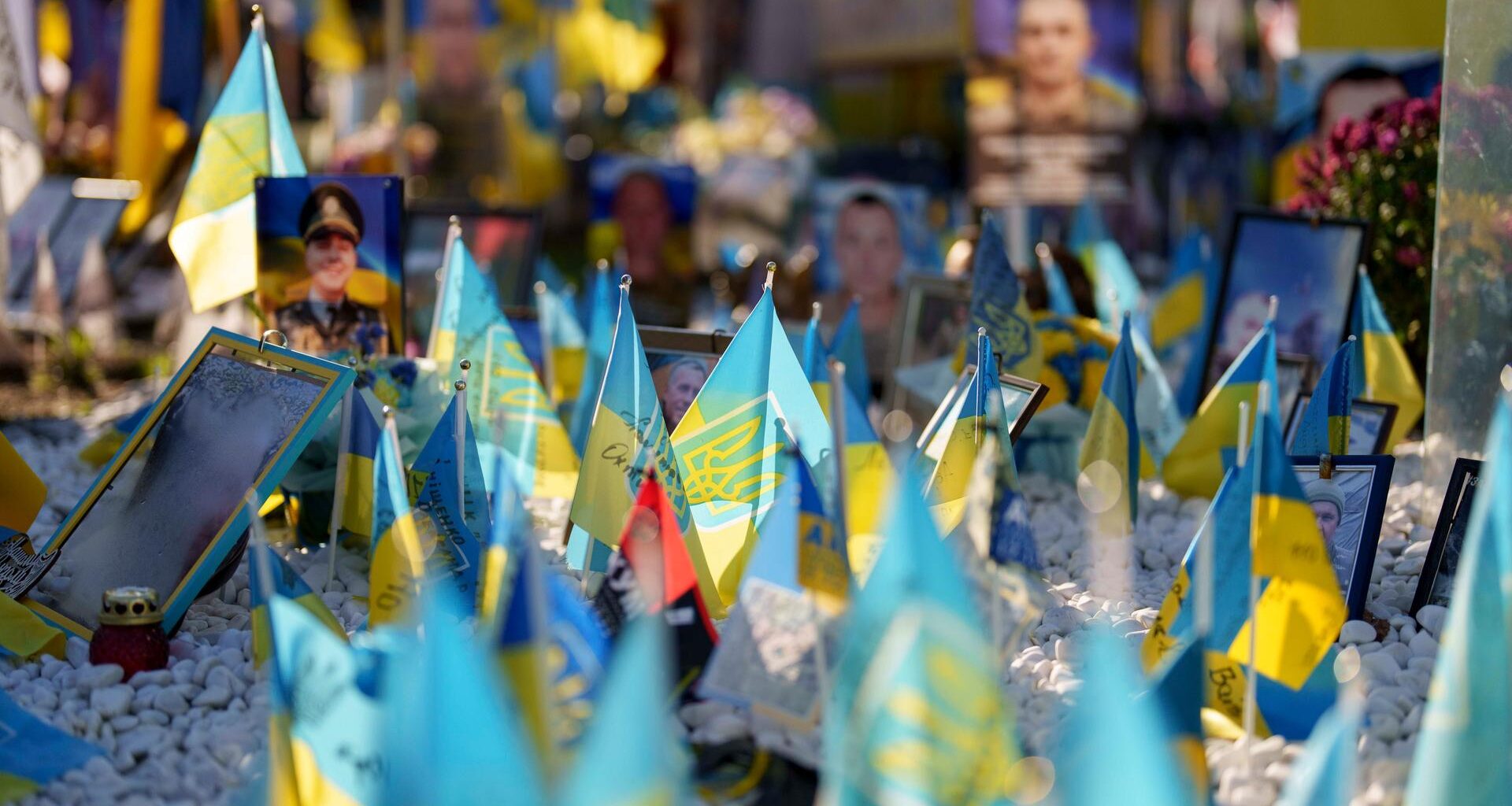 Blau-gelbe Fahnen und Fotos erinnern am Maidan-Platz in Kiew an die gefallenen Soldaten der Ukraine.