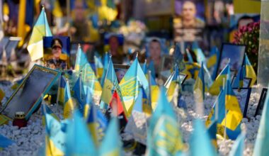 Blau-gelbe Fahnen und Fotos erinnern am Maidan-Platz in Kiew an die gefallenen Soldaten der Ukraine.