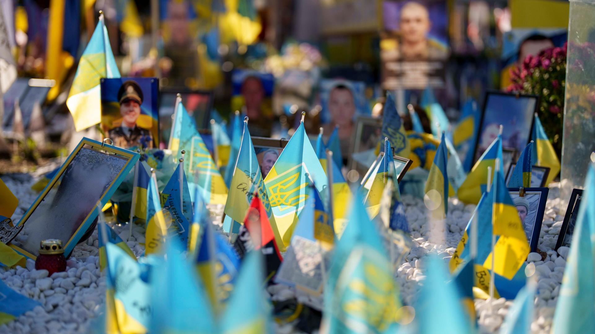 Blau-gelbe Fahnen und Fotos erinnern am Maidan-Platz in Kiew an die gefallenen Soldaten der Ukraine.