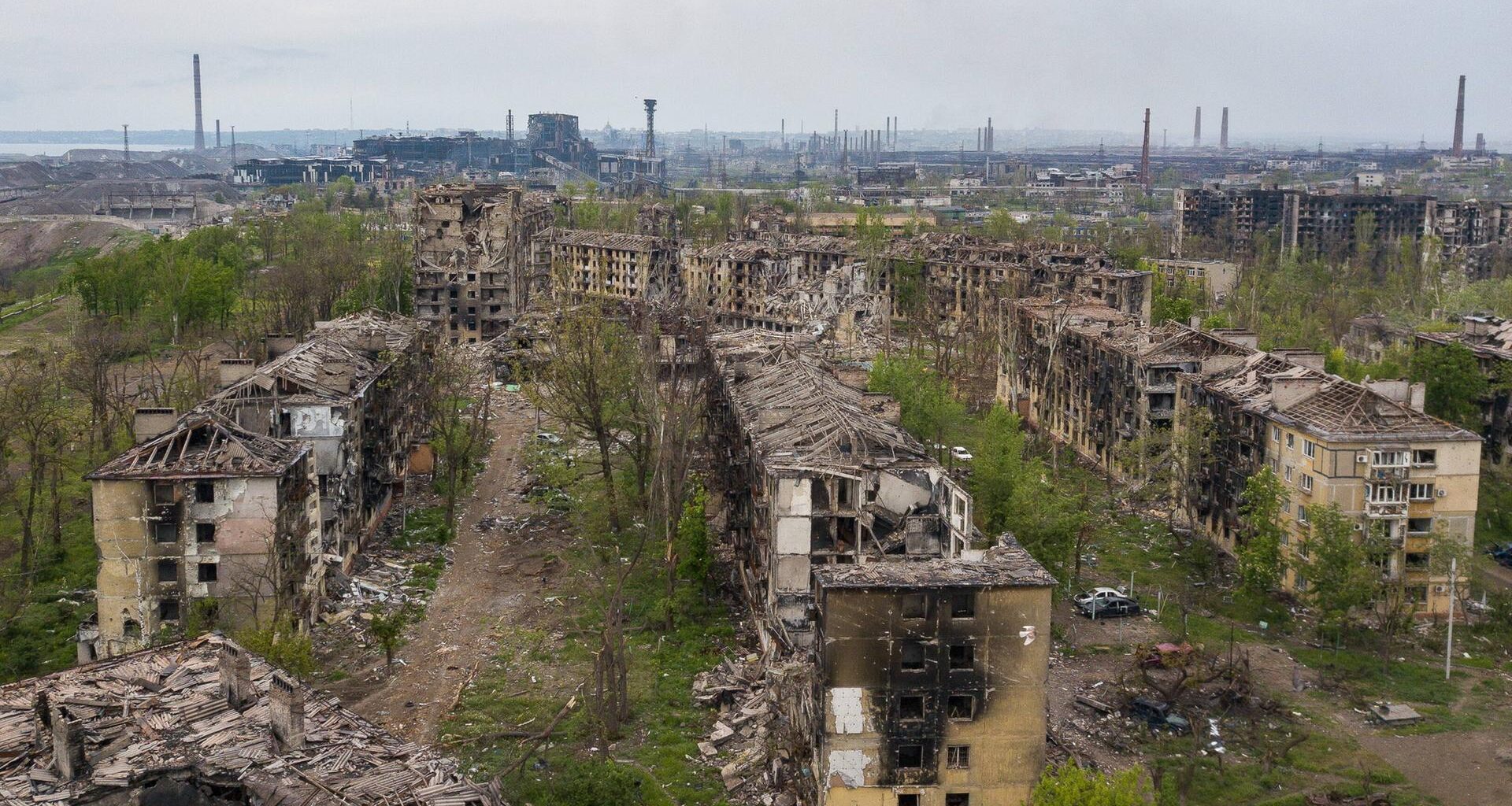 Viele zerstörte Häuserblocks in Mariupol